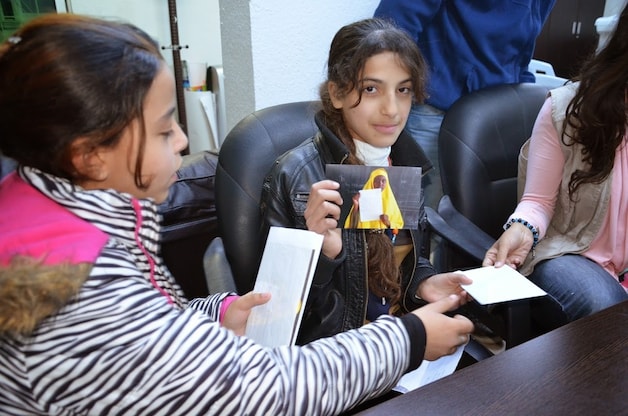 Syrische kinderen met de brief van Hibo Mahamed Dubow.