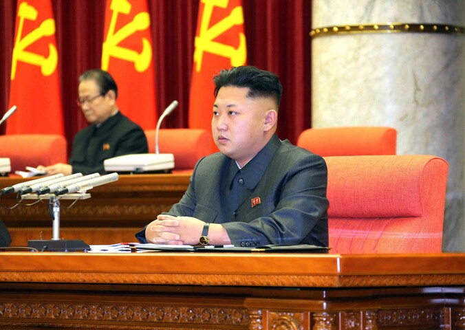Kim-Jong un met achter hem Jang Song-thaek, op 8 december