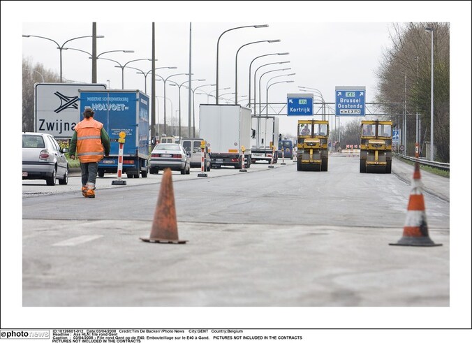 Bij de grotere bouwfirma's is de situatie iets beter. Zij werken vaak voor de Vlaamse overheid, en die zet tegenwoordig volop in op het onderhoud van gewest- en snelwegen.