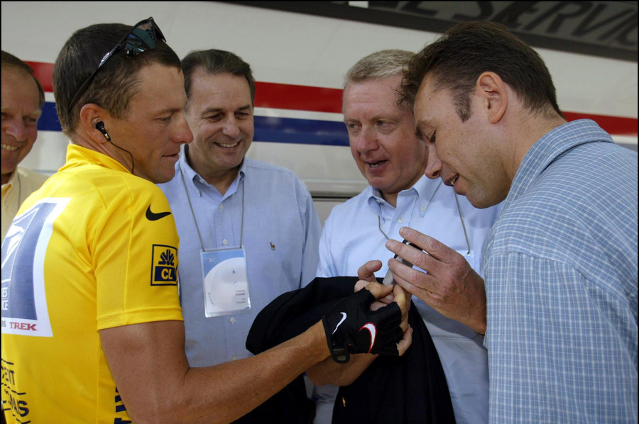 Van l naar r: Armstrong, Rogge, Verbruggen en Bruyneel in La Plagne tijdens de Tour van 2002.