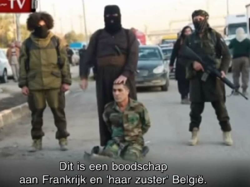 In een YouTube-filmpje van eind januari bedreigde Mofaq Assaad ons land en Frankrijk voor hij een Koerdische strijder doodde.