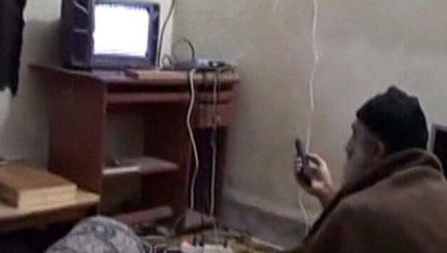 Osama bin Laden televisie kijkend in zijn woning in Abbottabad.