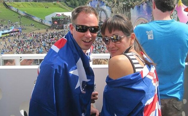 Michael en Krissy met de Australische vlag om de schouders, genietend van vier dagen Tommorowland.