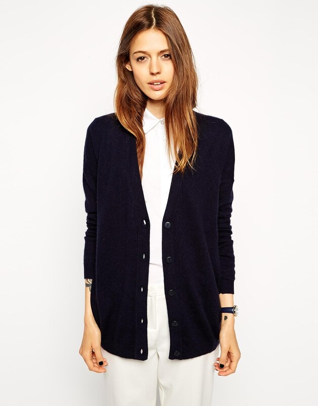 Klassieke cashmieren cardigan, €70,28 bij Asos.