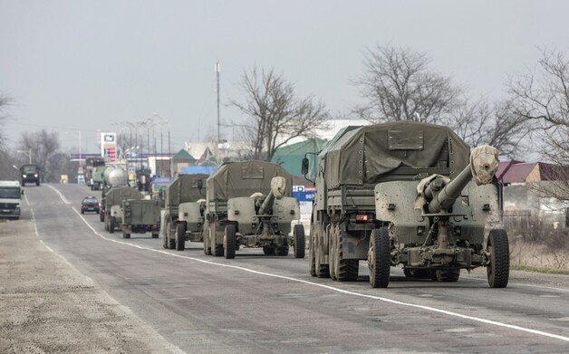 Russische legervoertuigen nabij het checkpoint van Chongar, op de Krim.