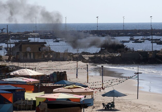Rook stijgt op na een Israëlische aanval op het strand bij Gaza Stad. Hierbij zijn vier kinderen om het leven gekomen.