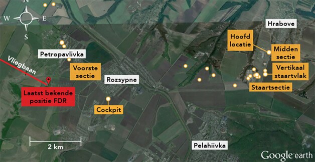 De laatst bekende positie van het vliegtuig tijdens de vlucht en locaties van verschillende wrakstukken. De locaties van de wrakstukken zijn weergegeven per vliegtuigsectie. © Google Earth.