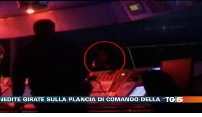 Op de beelden is het silhouet van kapitein Francesco Schettino te zien, hier omcirkeld.