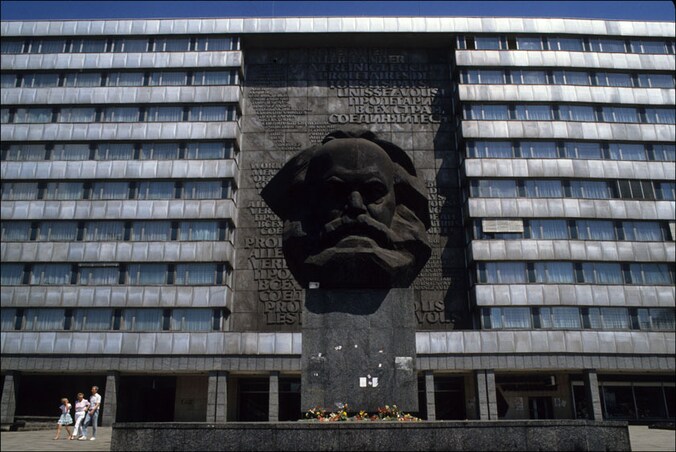De 'knappe kop' van Marx op een pleintje in Chemnitz.