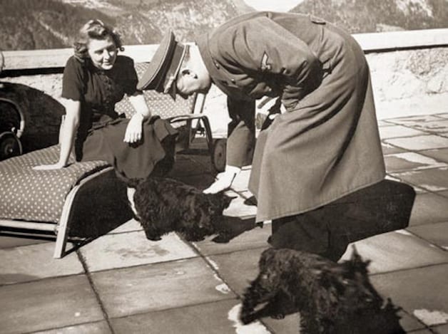Hitler met de Schotse terriërs van Braun in 1942.