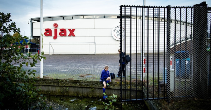 Kinderen volgen een Ajax-clinic op jeugdcomplex De Toekomst tijdens de herfstvakantie.