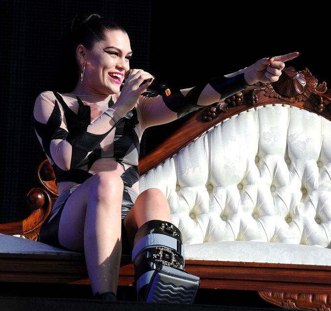 Jessie J met haar steunbrace op het V Festival in augustus vorig jaar.