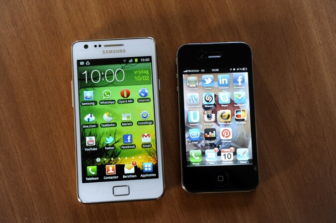 Een iPhone en een smartphone van Samsung.