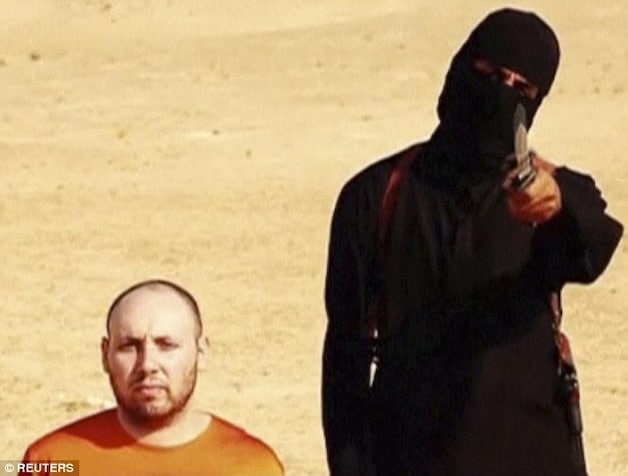 IS-beul Mohammed Emwazi met de Amerikaanse journalist Steven Sotloff, die even later werd onthoofd.