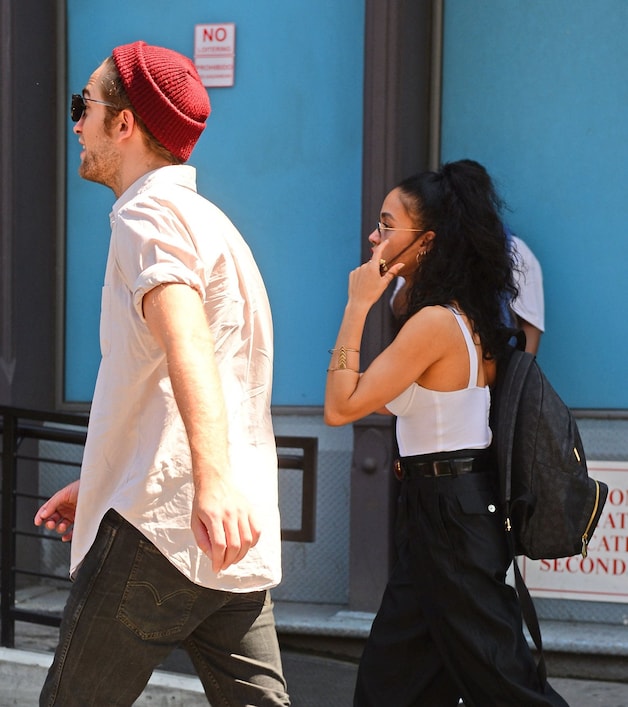 Robert Pattinson en FKA Twigs in de straten van New York.