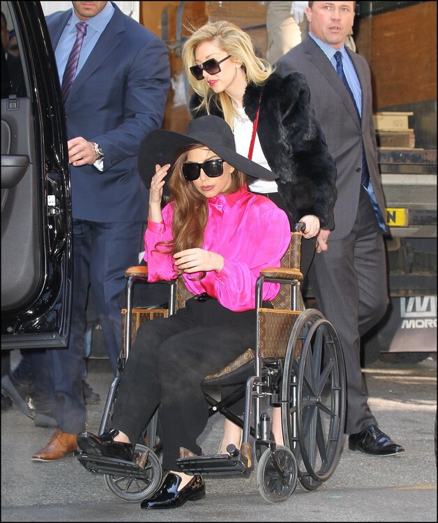 Lady GaGa in een rolstoel van Louis Vuitton
