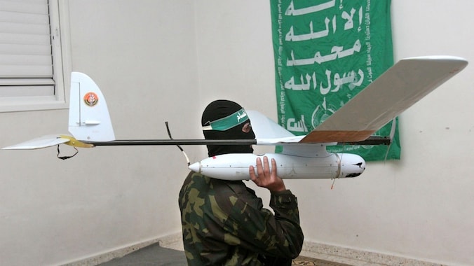 Een militant van Hamas poseert met een een neergestorte Israëlische drone in 2007.