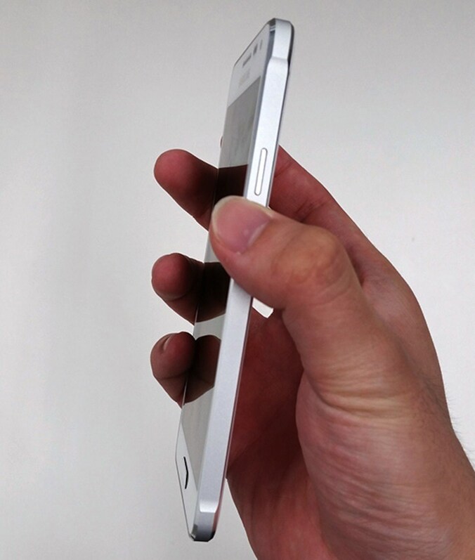 De gepolijste rand doet denken aan de iPhone 5.