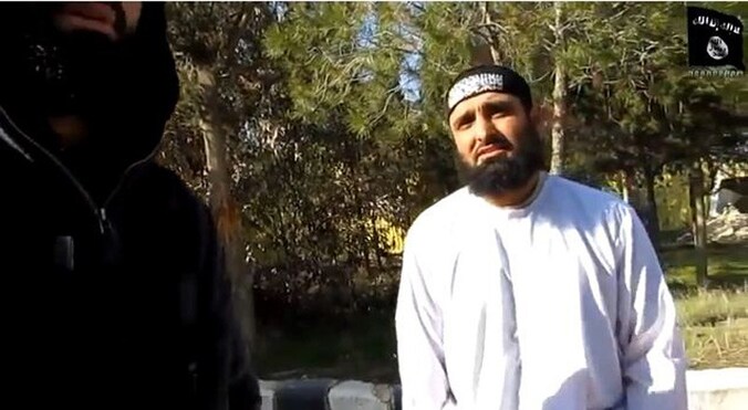 'Sheikh, ik kan niet praten', zegt de man in de video in het Engels. 'Het lijkt wel of er een knoop in mijn tong zit.'