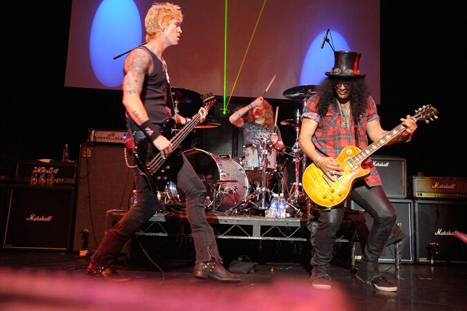 Duff McKagan, Steven Adler en Slash voegen zich opnieuw bij Axl Rose.