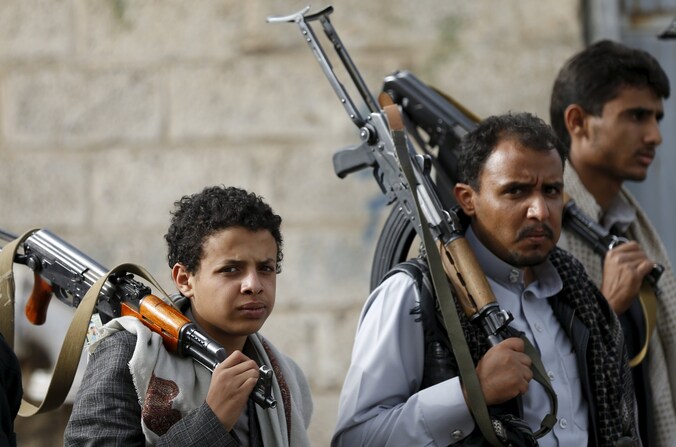 Sjiitische Houthi's tijdens een protest tegen de luchtbombardementen vandaag.