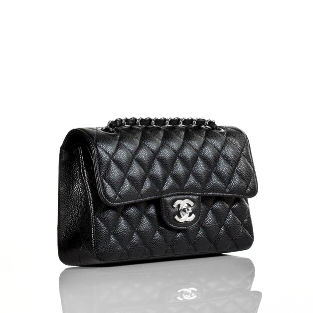Chanel 2.55 handtas, prijs op aanvraag, www.chanel.com.