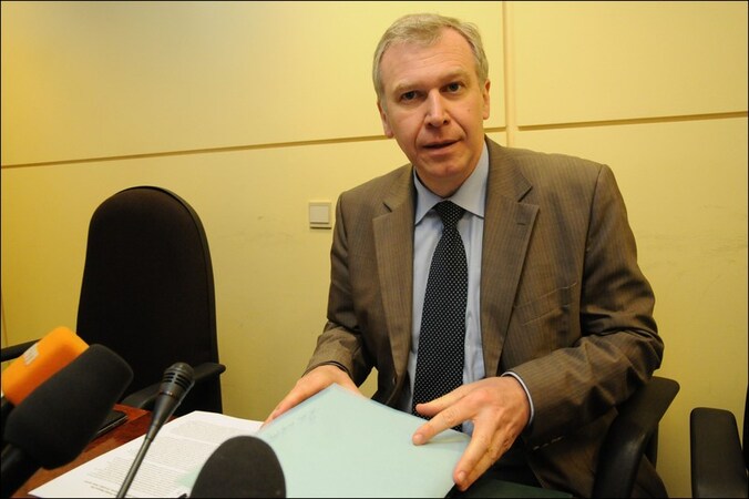 Aftredend premier Yves Leterme (CD&amp;V) reageert vanuit Kiev.