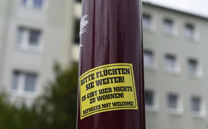 Een opvallende boodschap op een verlichtingspaal in Freital.