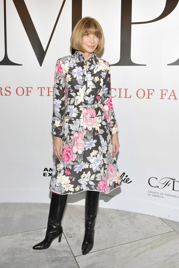Anna Wintour van Vogue in een drukke print