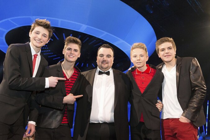 Zanger Alex Hirsoux (midden) met de leden van de band Bandits.