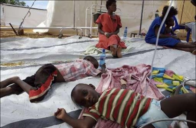 Slachtoffers van de cholera krijgen vocht toegediend.