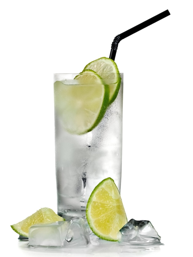 Een feestelijk glaasje water met limoen