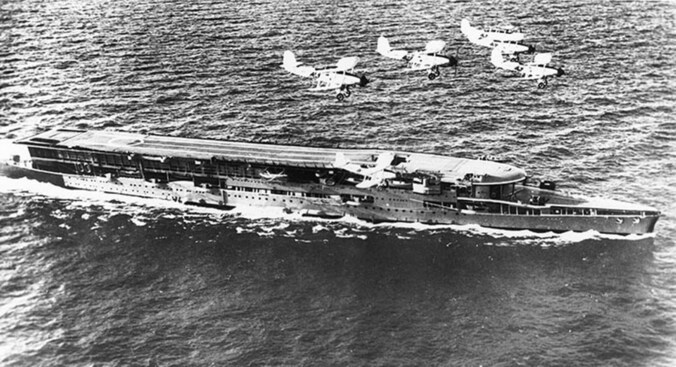 Het eerste vliegdekschip, de HMS Furious.