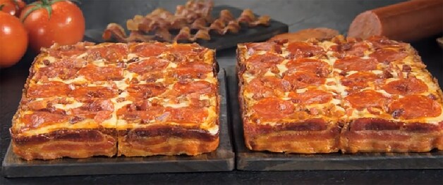De 'spekpizza' wordt in acht stukken gesneden en is in totaal goed voor 3600 caloriën.