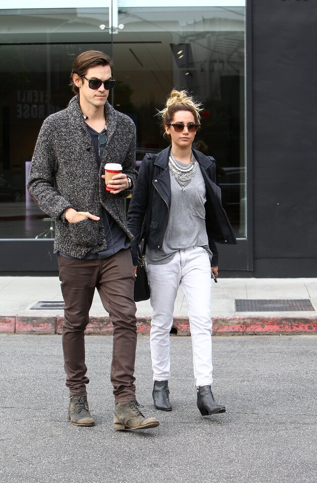 Ashley Tisdale ziet er very cool uit in de Boyfriend Look.