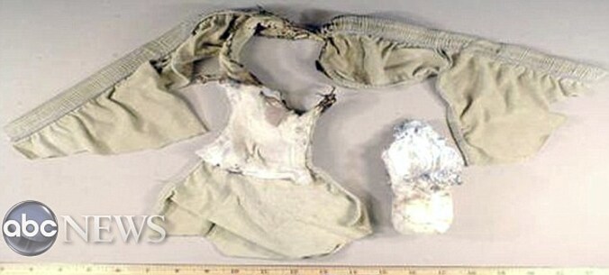 Abdulmutallab had in zijn ondergoed een pakje met 80 gram van het erg explosieve goedje PETN vastgenaaid.
