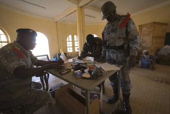 De politie van Mali met een gevangen strijder van de MUJAO in februari dit jaar