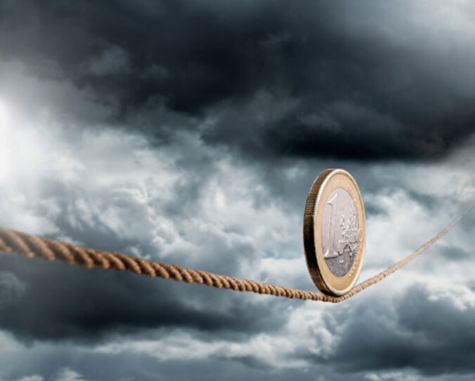Nog meer donkere wolken troepen samen boven de economieën van de eurozone.