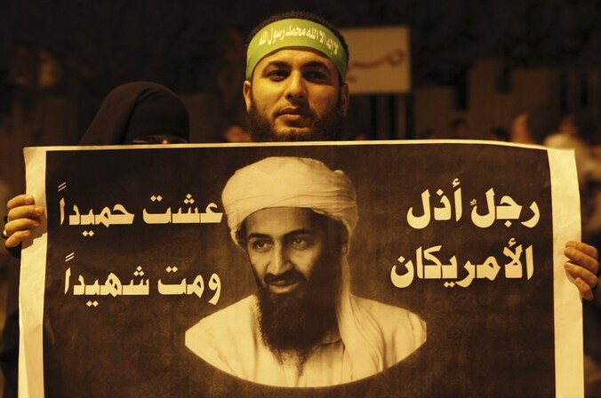 Islamitische demonstrant met een spandoek met de afbeelding van Osama bin Laden. Er staat te lezen: 'Deze man vernederde de Amerikanen. Hij leefde goed en stierf als een martelaar'. (Archiefbeeld)