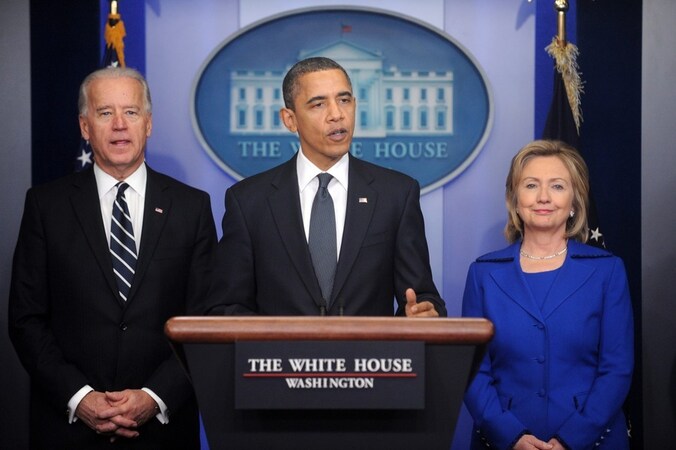 Barack Obama, met aan weerszijden Joe Biden en Hillary Clinton.