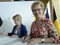 Huytebroeck (rechts) wil een belasting van 500 euro per jaar te heffen per parkeerplaats die te veel werd gebouwd.
