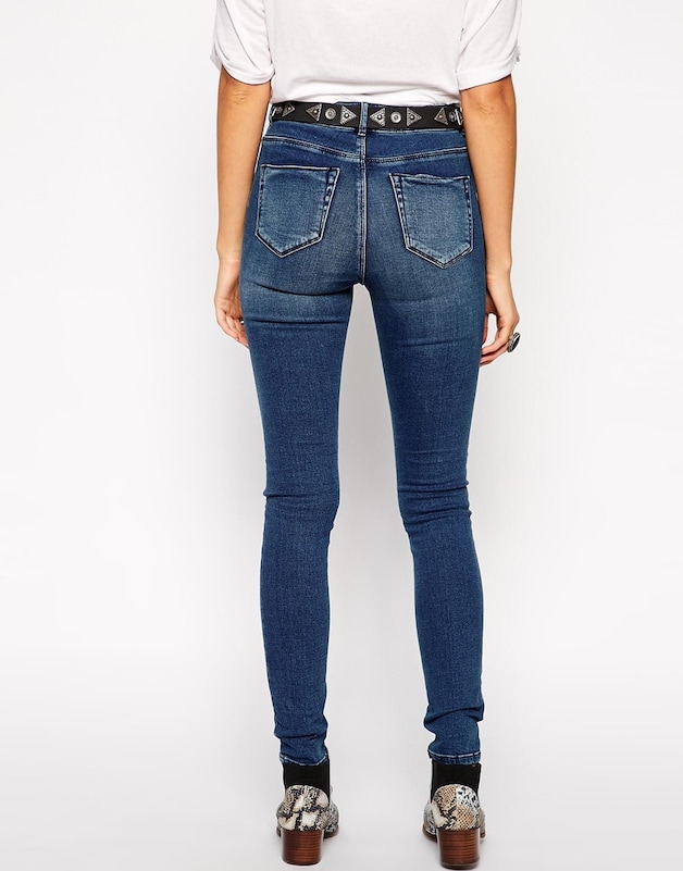 Een broek met hoge zakken geeft een optische lift aan je achterwerk.