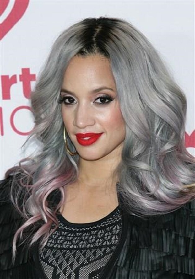 Dascha Polanco ging voor grijs met paarse tinten.