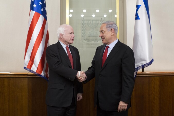 Senator John McCain schudt de hand van Israëlisch premier Benjamin Netanyahu. Hij stelde dat maanden van bombardementen IS "enkel maar sterker hebben gemaakt".