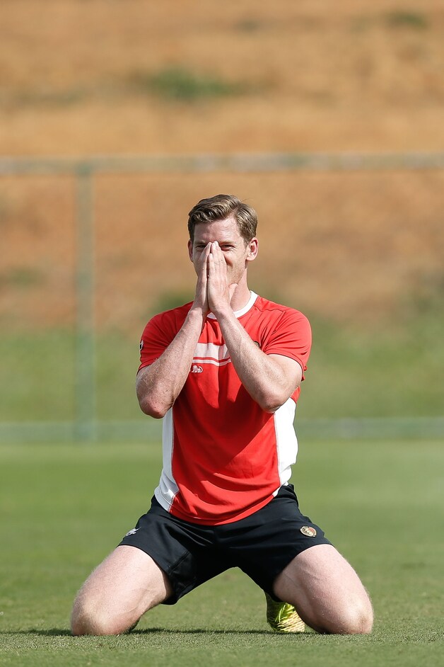 Jan Vertonghen doet alvast een schietgebedje.