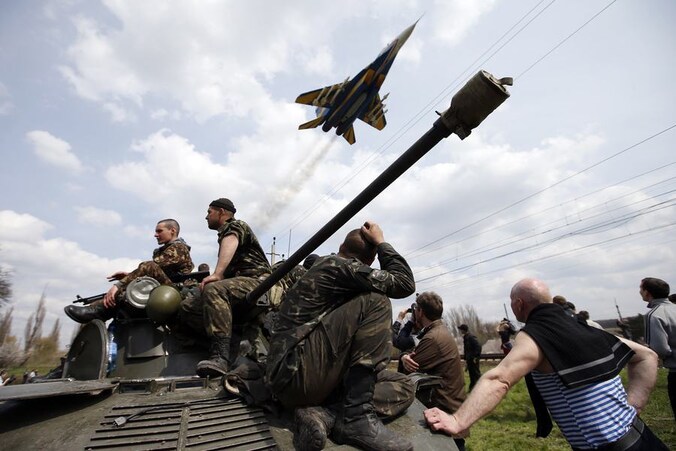 Een gevechtsvliegtuig vandaag boven Kramatorsk.