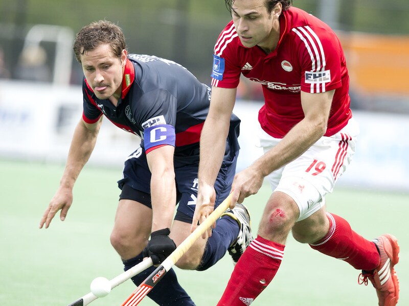 Jeffrey Thys (links) in actie voor KHC Dragons in de Euro Hockey League.