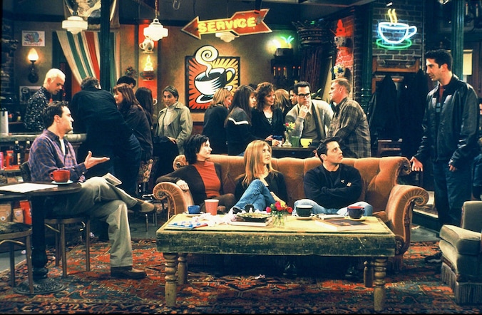 De oranje pluchen bank speelde een grote rol in de serie. Vlnr: Chandler, Monica, Rachel, Joey en Ross.