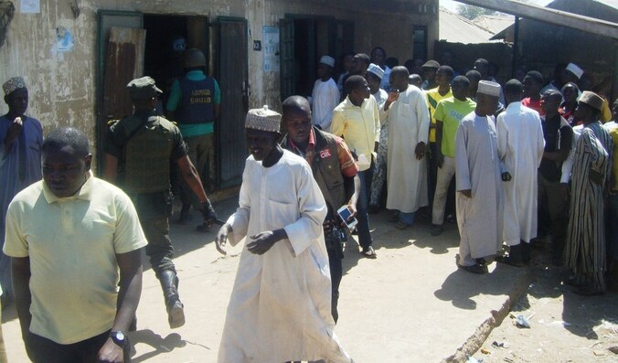 Publiek buiten de rechtbank in Bauchi, noord-Nigeria. Ze eisen straffen tegen twee homoseksuele mannen die worden berecht. Deze zaak speelde in januari.