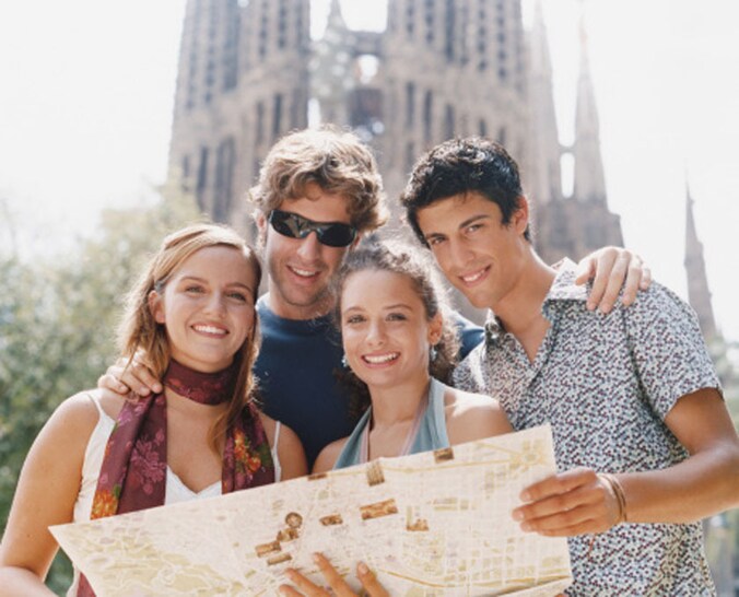 Toeristen poseren voor de Sagrada Familia in Barcelona.